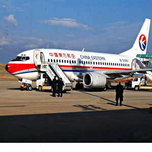 建三江空运公司航空快运业稳步发展的原因是什么？